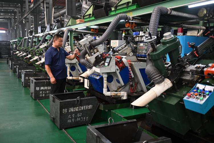 9月4日,河北隆尧青龙剑钉业工人在生产线上检查产品质量